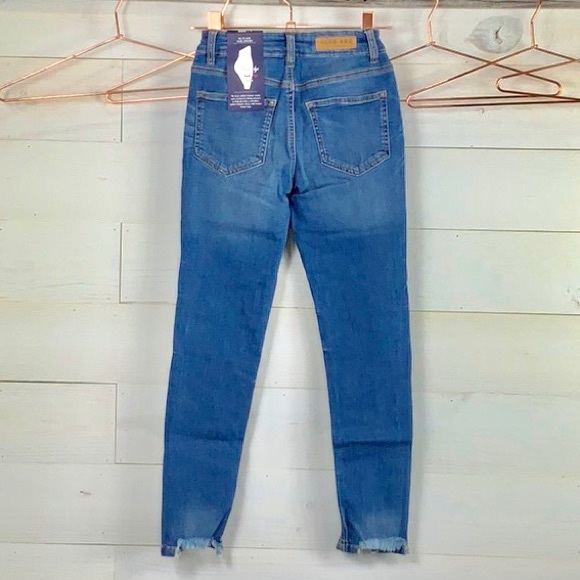 Tushy Technology Jean, Lifts and Shapes. - Picture 2 of 4